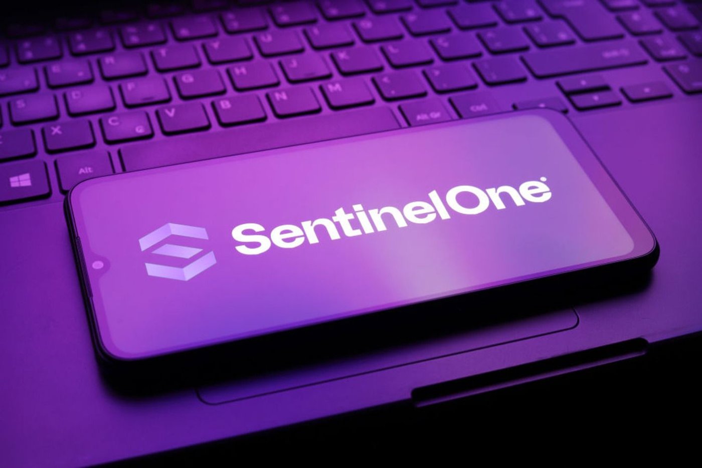 SentinelOne en un smartphone, tecnología de ciberseguridad con IA